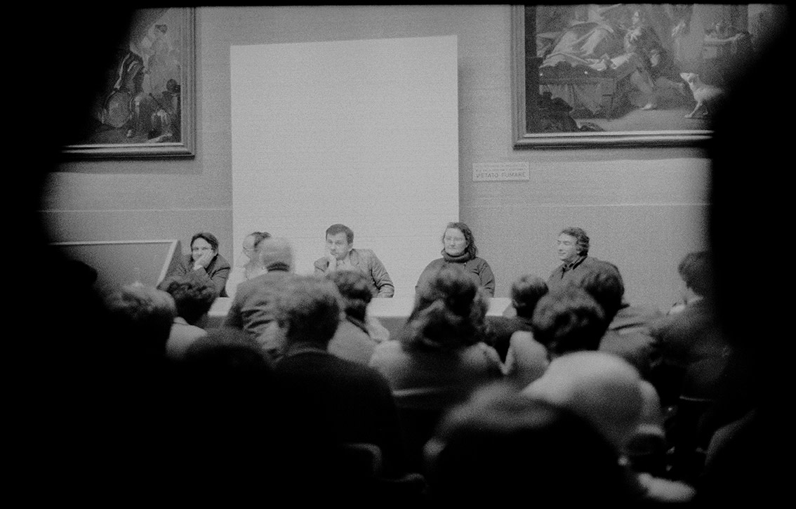 Bari, Pinacoteca Provinciale. Questa è storia! Conferenza in occasione della mostra "Viaggio in Italia", uno dei più importanti progetti di Luigi ideato insieme all'amico Gianni Leone ed Enzo Velati. Da sinistra: Gianni Leone, Luigi Ghirri, Arturo Carlo Quintavalle, Cuchi White e Mario Cresci.